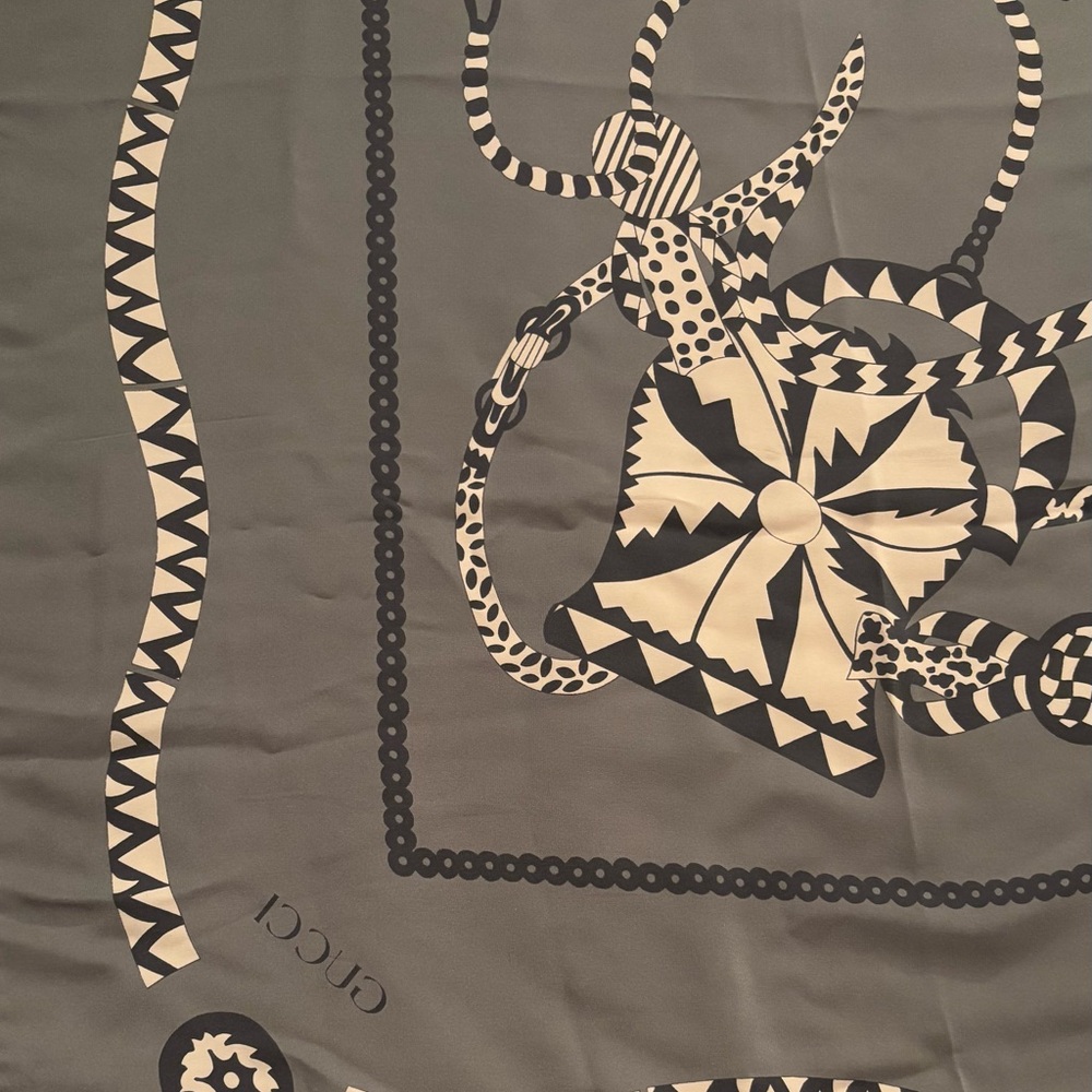 Gucci Gray and Black Designer Scarf - Picture 5 of 10